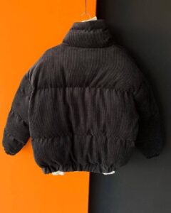 Чоловіча зимова вельветова куртка в чорному кольорі - стьобаний пуховик.