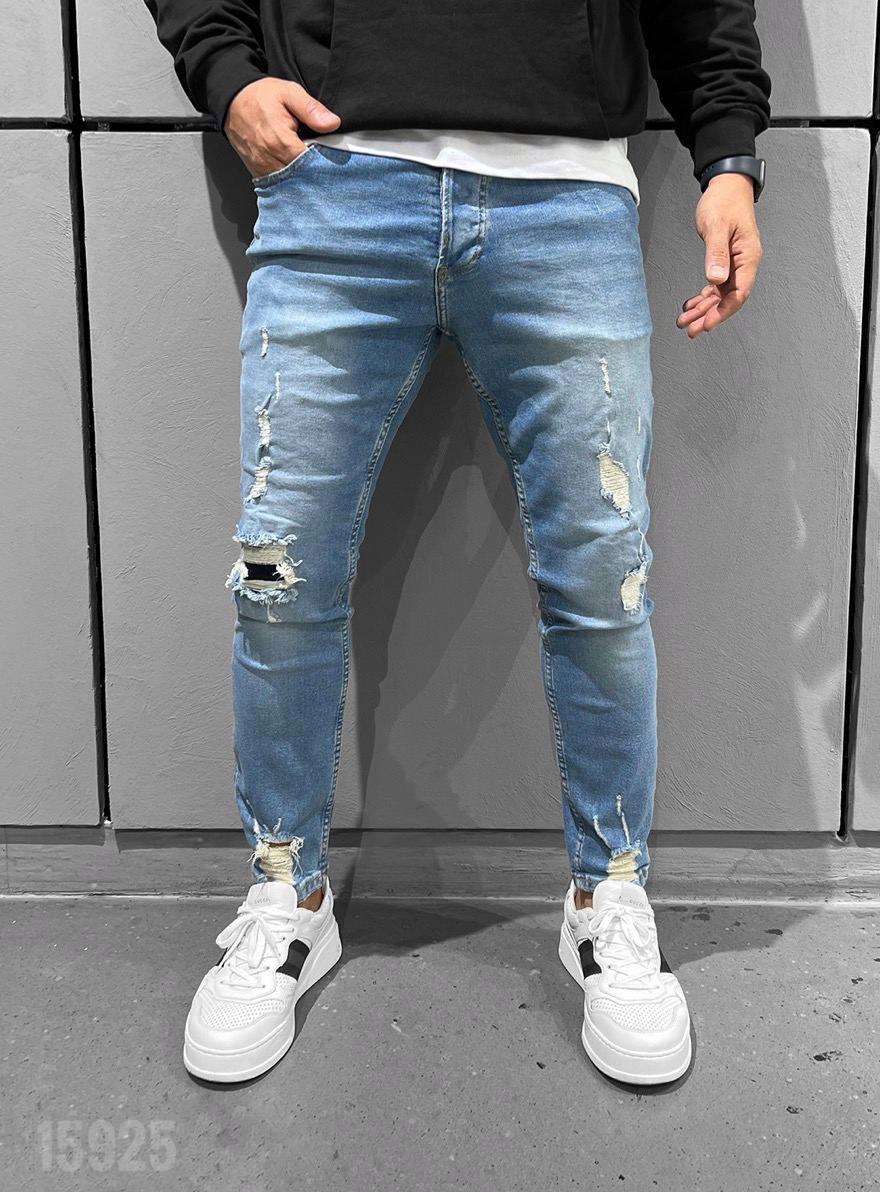 Стоковые фотографии по запросу Рваные джинсы