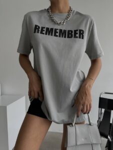 Женская Удлиненная Серая Футболка Оверсайз с Надписью "Remember"