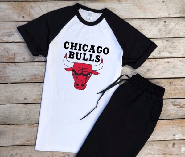 Мужская Черно-Белая Футболка Свободного Кроя с Принтом Надписью Chicago Bulls – Чикаго Буллз