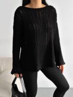 Чорний светр вільного крою з ажурним плетінням.
