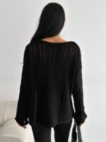 Чорний светр вільного крою з ажурним плетінням.